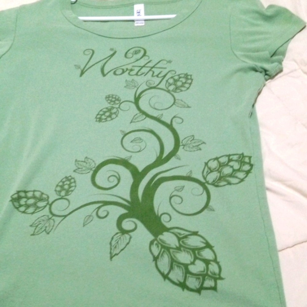 Light green Worthy Brewing top with a tasteful picture of hops on the vine